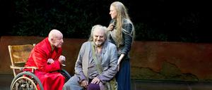 Altenteil. Jürgen Holtz (Kreon), Klaus Maria Brandauer (Ödipus) und Katharina Susewind (Antigone).