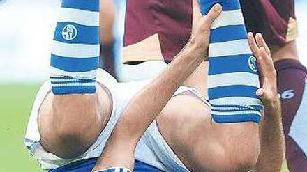 Rolle rückwärts. Auch Schalkes Neuverpflichtung Raul konnte den Fehlstart in der Bundesliga nicht verhindern. Foto: dpa