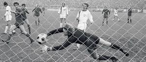 Die Katze ist geschlagen. Klaus Toppmöller (links) hat geköpft, Sepp Maier muss das zweite Tor des 1. FC Kaiserslautern hinnehmen.