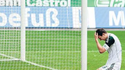 Den Kopf verloren. Edin Dzeko kann einfach nicht glauben, dass seine Wolfsburger die 3:0-Führung gegen Mainz noch aus der Hand geben.