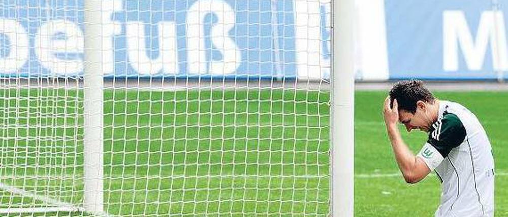 Den Kopf verloren. Edin Dzeko kann einfach nicht glauben, dass seine Wolfsburger die 3:0-Führung gegen Mainz noch aus der Hand geben.