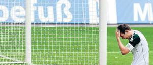 Den Kopf verloren. Edin Dzeko kann einfach nicht glauben, dass seine Wolfsburger die 3:0-Führung gegen Mainz noch aus der Hand geben.