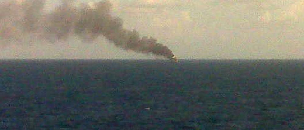 Die Ölplattform brennt, ist aber inzwischen wieder gelöscht worden.