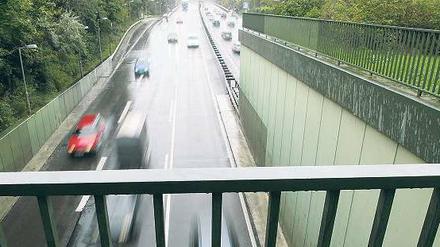 Rasender Verkehr. Von hier flogen Steine auf die Fahrbahn. Diesmal kam die Polizei wenige Minuten später. Noch gibt es nur vage Hinweise auf die Täter. Foto: Andreas Meyer