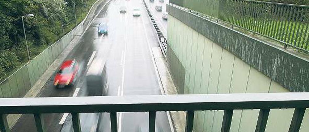 Rasender Verkehr. Von hier flogen Steine auf die Fahrbahn. Diesmal kam die Polizei wenige Minuten später. Noch gibt es nur vage Hinweise auf die Täter. Foto: Andreas Meyer