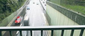Rasender Verkehr. Von hier flogen Steine auf die Fahrbahn. Diesmal kam die Polizei wenige Minuten später. Noch gibt es nur vage Hinweise auf die Täter. Foto: Andreas Meyer