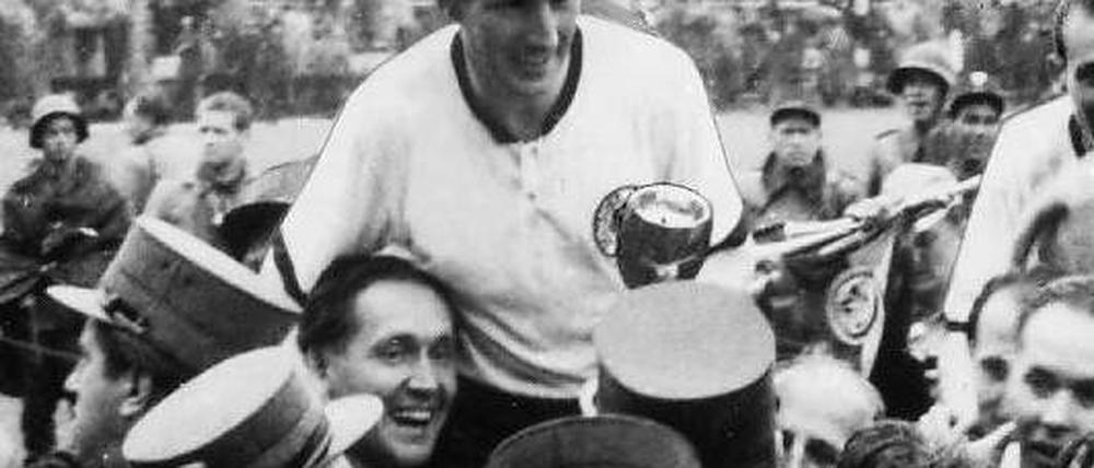 Mit Pokal, aber ohne Binde. Fritz Walter nach dem Wunder von Bern. Foto: dpa