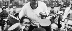 Mit Pokal, aber ohne Binde. Fritz Walter nach dem Wunder von Bern. Foto: dpa