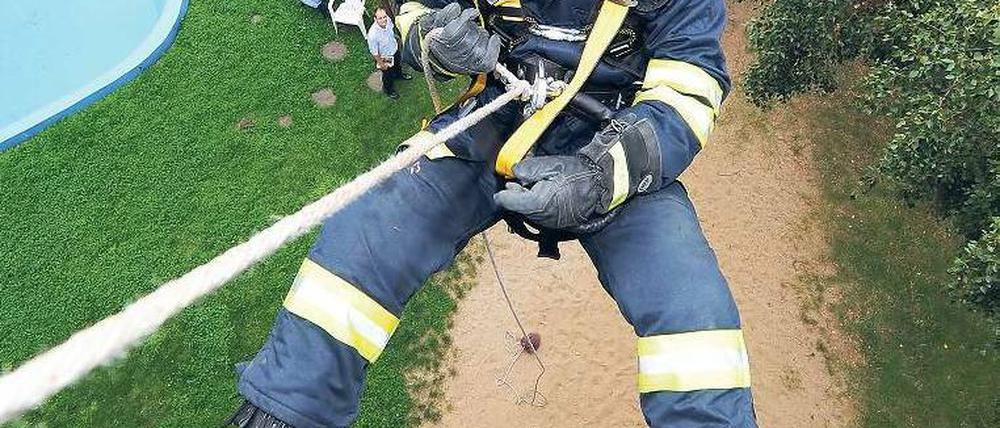 Nicht loslassen. Sich vom Traumberuf Feuerwehrmann zu verabschieden, fällt vielen Jugendlichen schwer. Das musste jetzt auch die Handwerkskammer Berlin lernen.