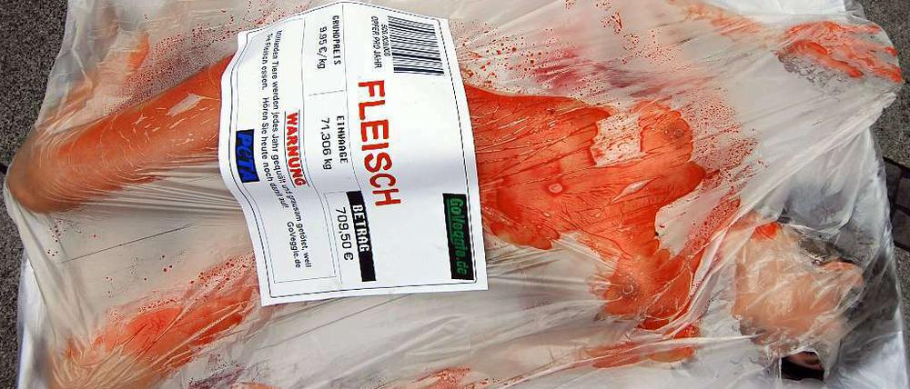 Tierschützer verpackt als Menschenfleisch bei einer früheren Anti-Fleisch-Kampagne.