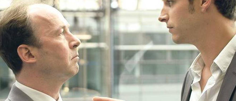 Zwei Chefs sind einer zu viel. Vertriebsleiter Moedebeck (Ulrich Noethen, links) ist fassungslos, dass ihn der Jungdynamiker Bluhm (Max von Thun) ablösen soll.