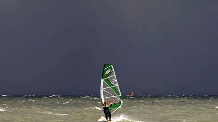 Die Badegäste sind vor dem Regen und dem Wind geflohen. Die Surfer haben die Ostsee bei diesem Herbstwetter weitgehend für sich.