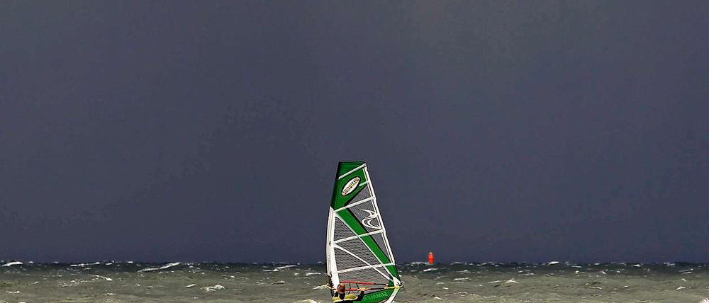 Die Badegäste sind vor dem Regen und dem Wind geflohen. Die Surfer haben die Ostsee bei diesem Herbstwetter weitgehend für sich.
