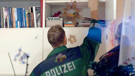 Beamte durchsuchen am Dienstag in Leinfelden-Echterdingen die Wohnung eines Funktionärs der neonazistischen HNG.