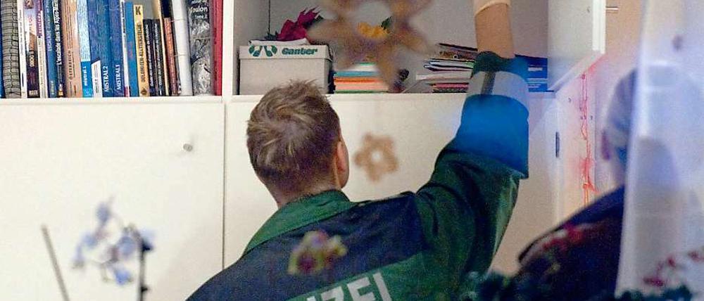 Beamte durchsuchen am Dienstag in Leinfelden-Echterdingen die Wohnung eines Funktionärs der neonazistischen HNG.