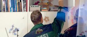 Beamte durchsuchen am Dienstag in Leinfelden-Echterdingen die Wohnung eines Funktionärs der neonazistischen HNG.