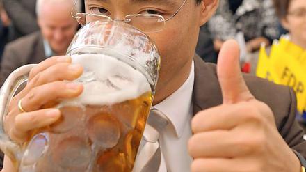 Bierzelt-Novize: Gesundheitsminister Philipp Rösler.