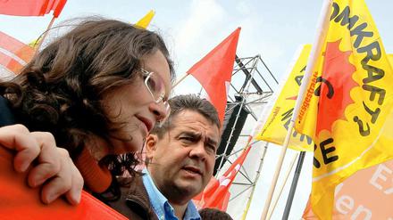 Andrea Nahles glaubt, dass das neue Atomgesetz verfassungswidrig ist. Ihr Parteichef wünscht sich in dieser Frage einen Volksentscheid.