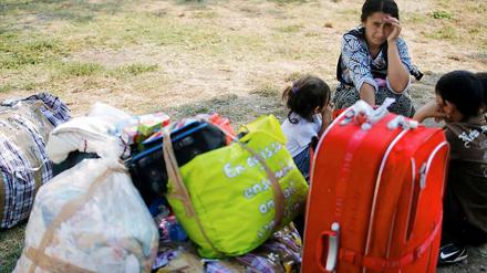 Mit ihrem Gepäck sind Roma am Flughafen in Bukarest angekommen. Frankreich hat weitere 250 Roma abgeschoben.
