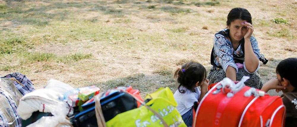 Mit ihrem Gepäck sind Roma am Flughafen in Bukarest angekommen. Frankreich hat weitere 250 Roma abgeschoben.