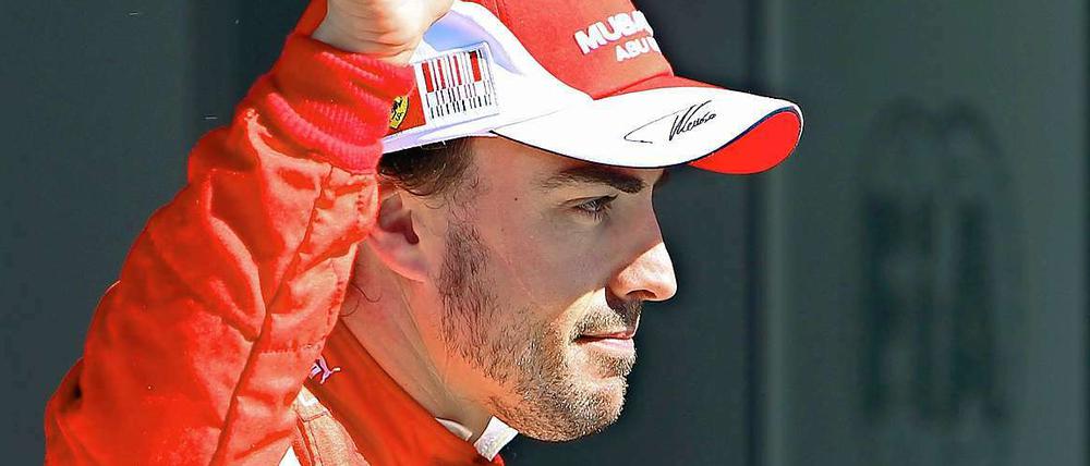 Daumen hoch! Ferrari-Pilot Fernando Alonso startet in Monza von der Pole Position.