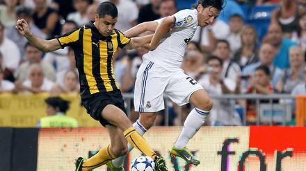 Mesut Özil (r), hier beim Freundschaftsspiel gegen Penarol, ist ein wichtiger Teil bei dem Plan von Real Madrid, Spanischer Meister zu werden. 
