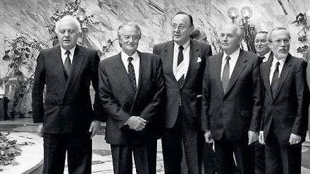 Einigkeit. Im Moskauer Hotel „Oktober“ zeigten sich (v. l. n. r.) die Außenminister Eduard Schewardnadse (Sowjetunion), Roland Dumas (Frankreich), Hans-Dietrich Genscher (Bundesrepublik Deutschland), Lothar de Maizière (DDR ), Douglas Hurd (Großbritannien) und James Baker (USA) mit Gastgeber Michail Gorbatschow (4. v. l.).