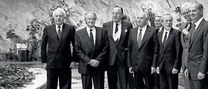 Einigkeit. Im Moskauer Hotel „Oktober“ zeigten sich (v. l. n. r.) die Außenminister Eduard Schewardnadse (Sowjetunion), Roland Dumas (Frankreich), Hans-Dietrich Genscher (Bundesrepublik Deutschland), Lothar de Maizière (DDR ), Douglas Hurd (Großbritannien) und James Baker (USA) mit Gastgeber Michail Gorbatschow (4. v. l.). 