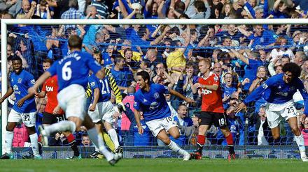 So wie einst die Bayern: Manchester United erlebt ein "blaues Wunder", als Mikel Arteta (Mitte, 10) in der zweiten Minute der Nachspielzeit den 3:3-Ausgleich für Everton erzielt.