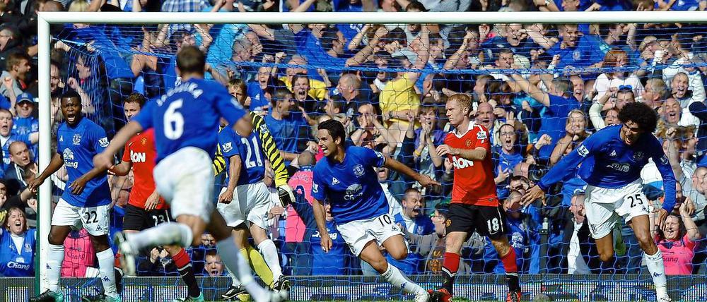 So wie einst die Bayern: Manchester United erlebt ein "blaues Wunder", als Mikel Arteta (Mitte, 10) in der zweiten Minute der Nachspielzeit den 3:3-Ausgleich für Everton erzielt.