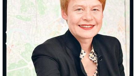 Regula Lüscher redet über die Eurocity am Hauptbahnhof.