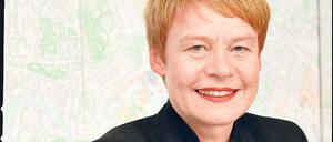 Regula Lüscher redet über die Eurocity am Hauptbahnhof.