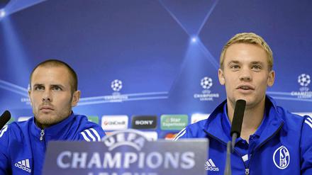 In den ersten drei Bundesligapartien musste Schalke-Torhüter Manuel Neuer (rechts) sechsmal hinter sich greifen. Der Start in die Champions League soll besser gelingen