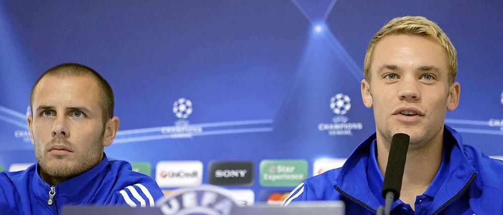 In den ersten drei Bundesligapartien musste Schalke-Torhüter Manuel Neuer (rechts) sechsmal hinter sich greifen. Der Start in die Champions League soll besser gelingen