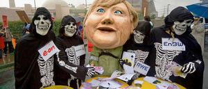 Kein gutes Bild von der Kanzlerin. Demonstranten in Lingen.