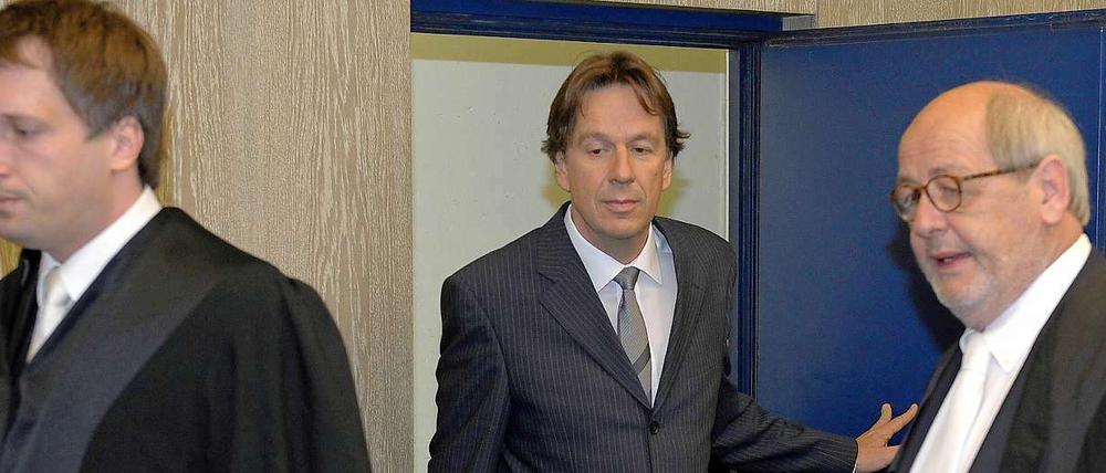 Vor Gericht: Jörg Kachelmann und seine Anwälte Ralf Hoecker (links) und Reinhard Birkenstock.