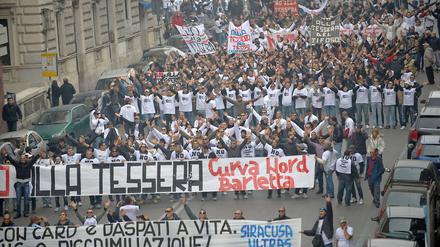 Italiens Fußballfans demonstrieren gegen staatliche Kontrolle.