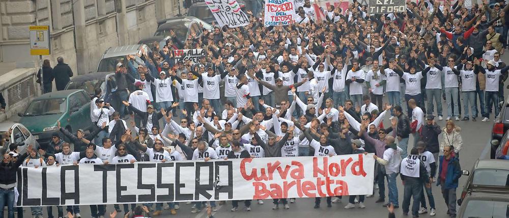 Italiens Fußballfans demonstrieren gegen staatliche Kontrolle.