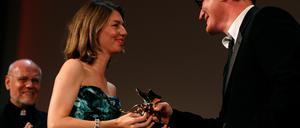 Löwen-Gewinnerin Sofia Coppola und Jury-Präsidentin Quentin Tarantino. Links Filmfestchef Marco Müller.