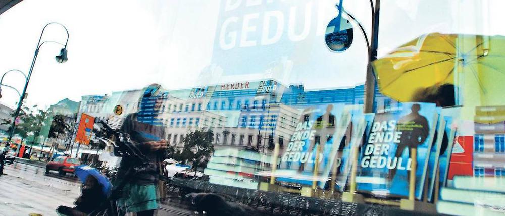 Im Spiegel Neuköllns. Kirsten Heisigs Buch „Das Ende der Geduld“ lag über mehrere Wochen in den Auslagen des Kaufhauses Karstadt am Hermannplatz. 