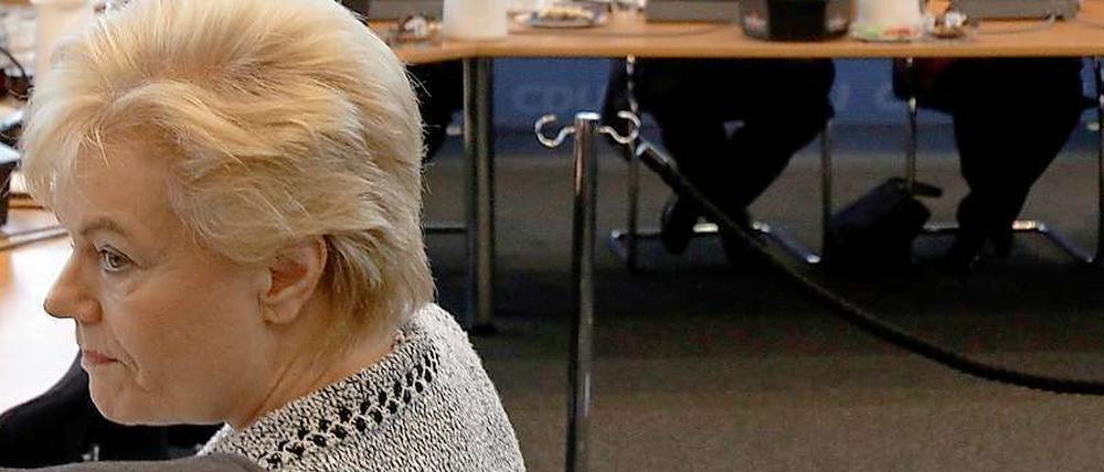 Vermeidungsstrategie. Erika Steinbach (vorn) und Angela Merkel am Montag in einer Sitzung des CDU-Vorstands in Berlin.