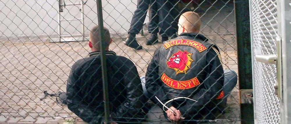 7.06.2012: Morgendliche Razzia im Rockerclub Bandidos Del Este in Hennigsdorf: die Polizei geht mit einem Großaufgebot gegen die Rocker vor.