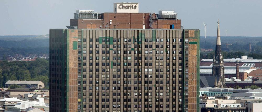 Sanierung oder Neubau? Die Zukunft des Bettenturms der Charité ist weiter unklar.