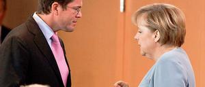 Kurz vor Beginn der Kabinettssitzung tauschen sich Bundeskanzlerin Merkel und Bundesverteidigungsminister zu Guttenberg aus.