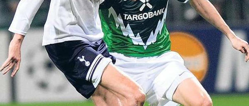 Folgenreiches Duell. Werders Verteidiger Petri Pasanen (r.) bekam seinen Gegenspieler Peter Crouch, der an beiden Toren der Gäste beteiligt war, nur selten in den Griff. Foto: dpa