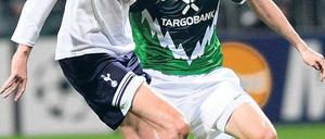 Folgenreiches Duell. Werders Verteidiger Petri Pasanen (r.) bekam seinen Gegenspieler Peter Crouch, der an beiden Toren der Gäste beteiligt war, nur selten in den Griff. Foto: dpa