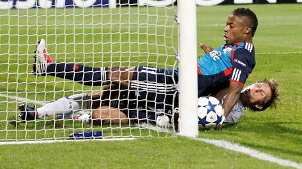 Michel Bastos erzielt das 1:0 für Lyon - auch wenn es in dieser Einstellung danach aussieht, als könnte ihn Benedikt Höwedes noch daran hindern.