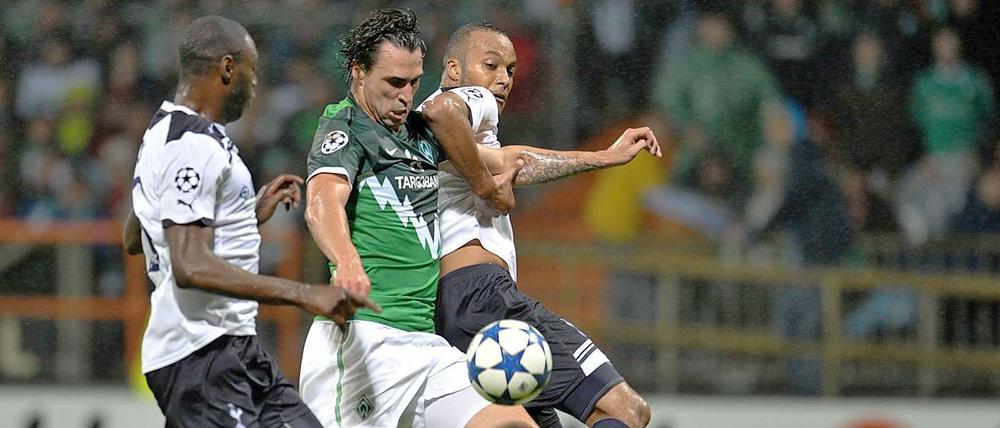 Hugo Almeida (Mitte) brachte Bremen mit seinem zwischenzeitlichen Tor zum 1:2 wieder ins Spiel zurück.