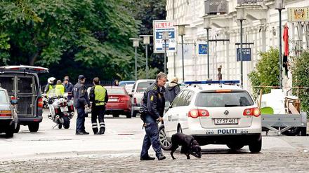 Spurensicherung vor dem Kopenhagener Hotel: Die Polizei ist mit Spürhunden unterwegs.