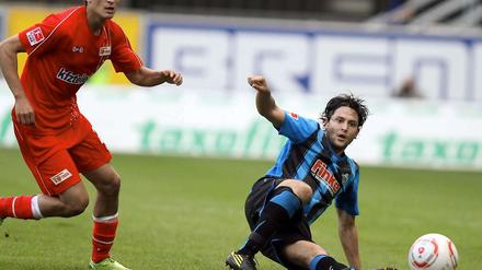 Wieder nichts: Jerome Polenz (links) verliert mit dem 1. FC Union erneut in Paderborn (rechts Gaetano Manno).